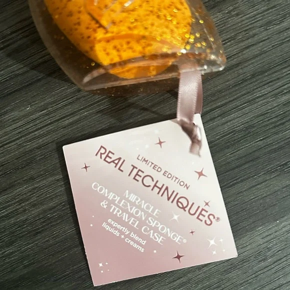 ❌SOLD❌Real Techniques Limited Edition Beauty Blender Sponge & Travel Case NEW - Picture 3 of 4